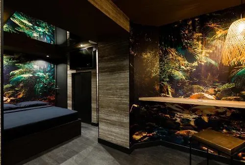 Love Hotel Avec Nuit Insolite Au Dandy Et Jacuzzi Privatise (Adults Only) Paris