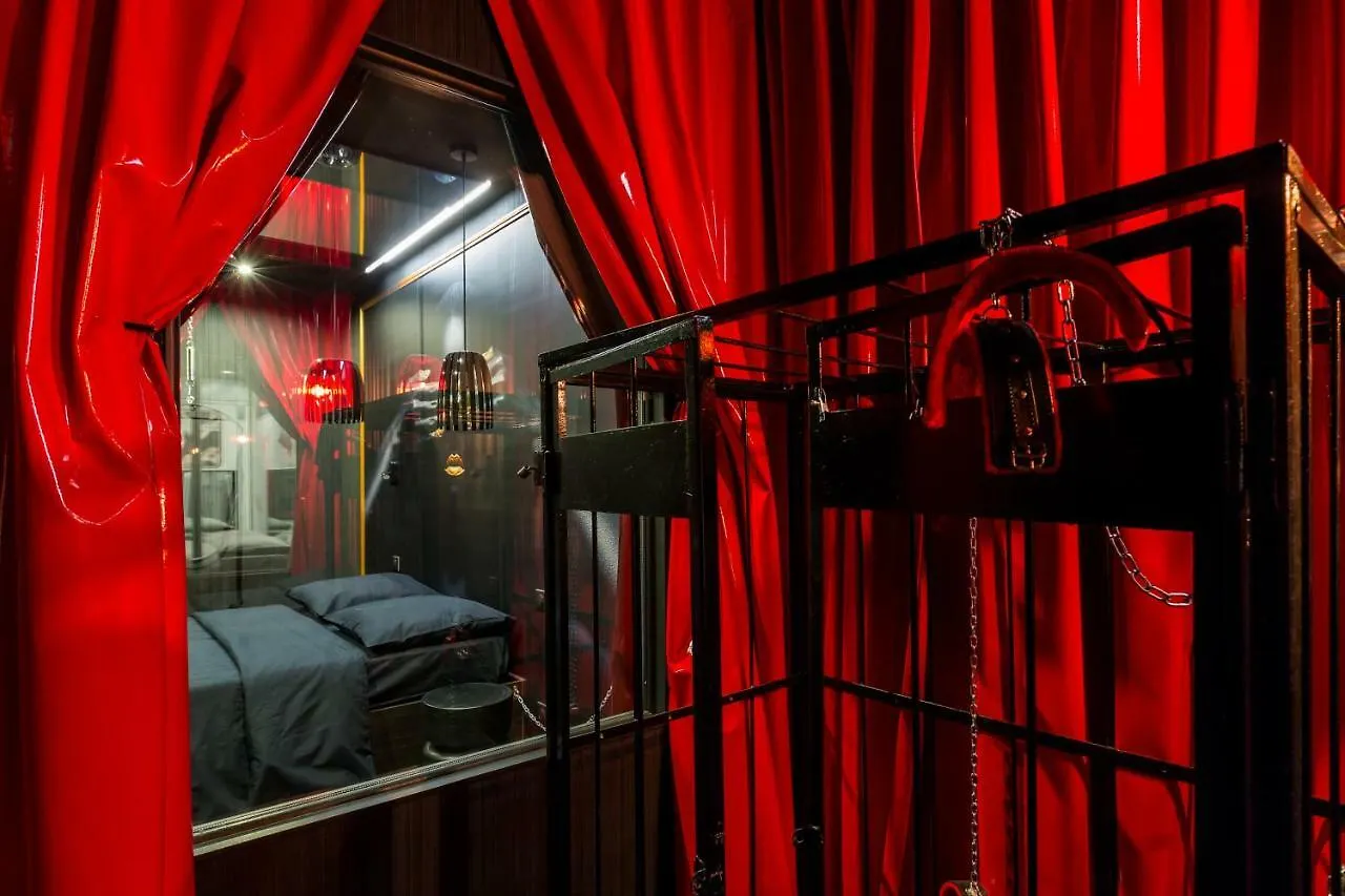 Love Hotel Avec Nuit Insolite Au Dandy Et Jacuzzi Privatise (Adults Only) Paris 0*,