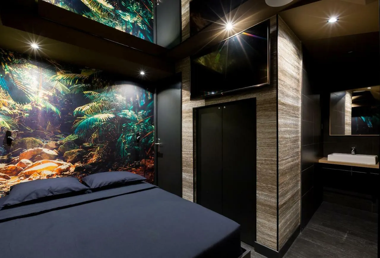 Love Hotel Avec Nuit Insolite Au Dandy Et Jacuzzi Privatise (Adults Only) Paris