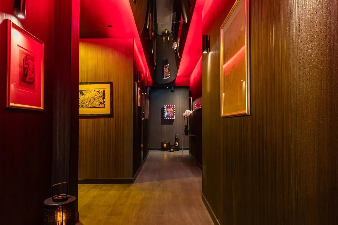 Love Hotel Avec Nuit Insolite Au Dandy Et Jacuzzi Privatise (Adults Only) Paris France