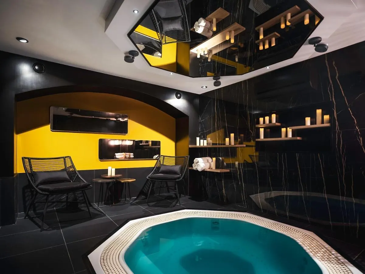 Love Hotel Avec Nuit Insolite Au Dandy Et Jacuzzi Privatise (Adults Only) Paris 0*,  France