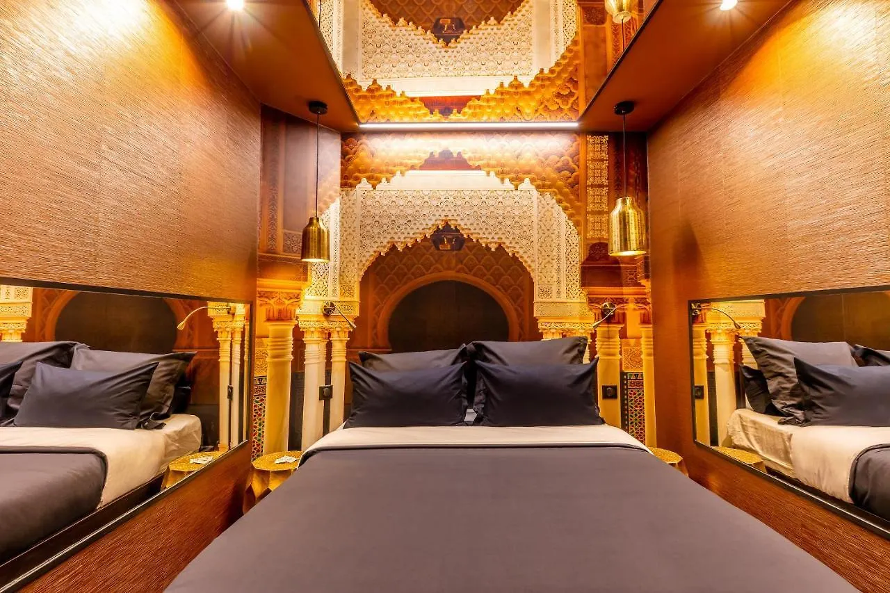 Love Hotel Avec Nuit Insolite Au Dandy Et Jacuzzi Privatise (Adults Only) Paris 0*,