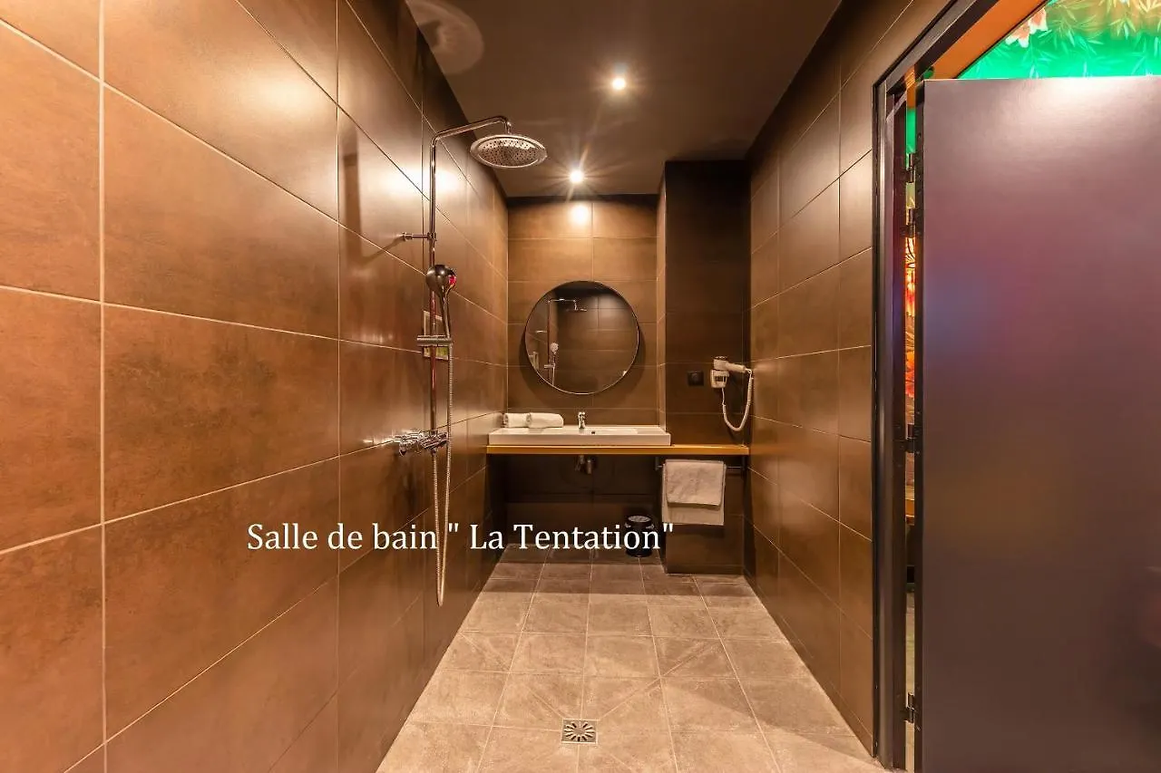 Love Hotel Avec Nuit Insolite Au Dandy Et Jacuzzi Privatise (Adults Only) Paris 0*,