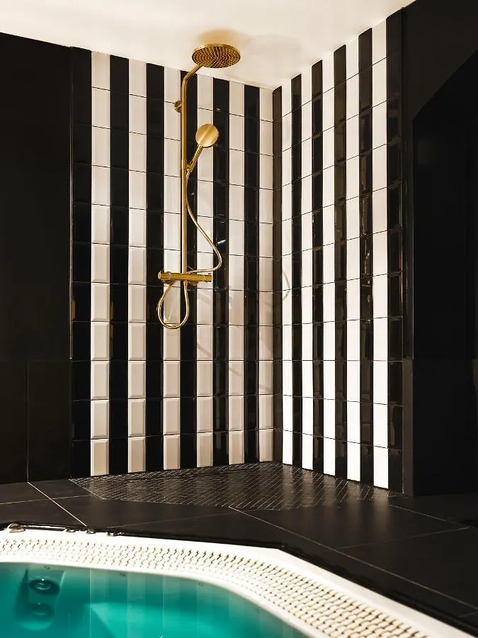 Love Hotel Avec Nuit Insolite Au Dandy Et Jacuzzi Privatise (Adults Only) Paris